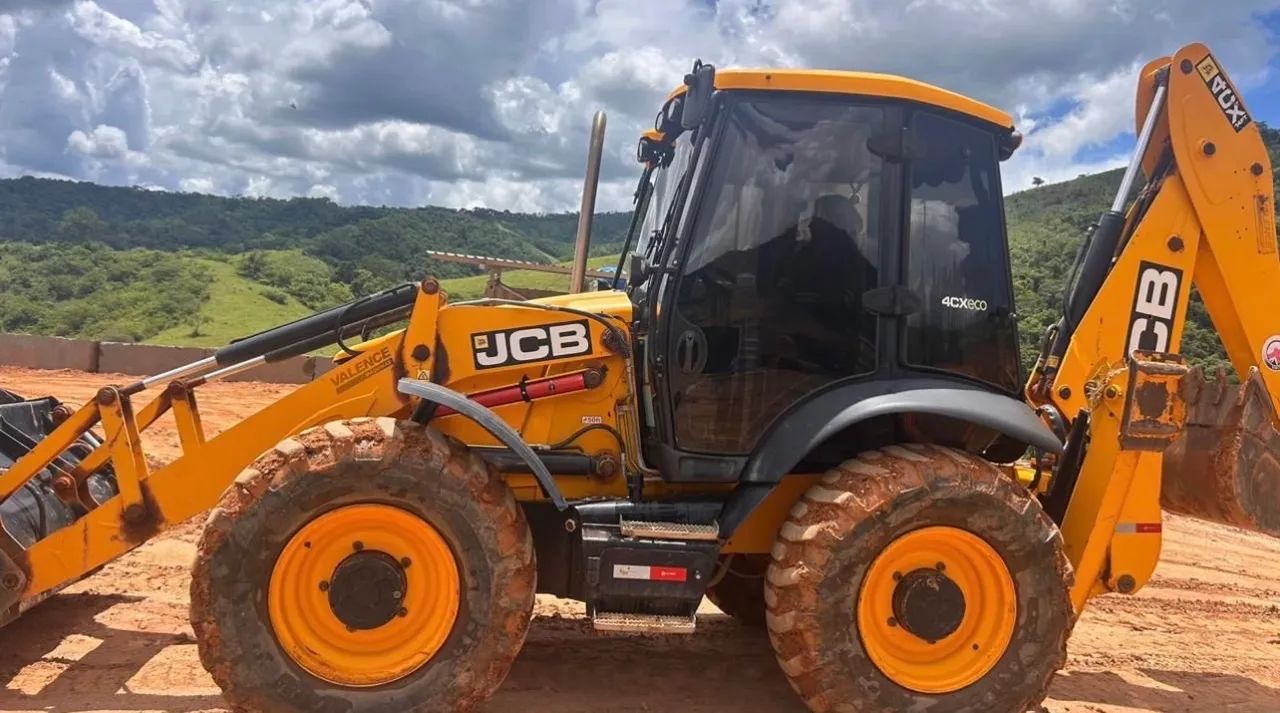 Retroescavadeira JCB 4CX ano 2022, 4x4, com 1.700 horas, ar condicionado, em MG