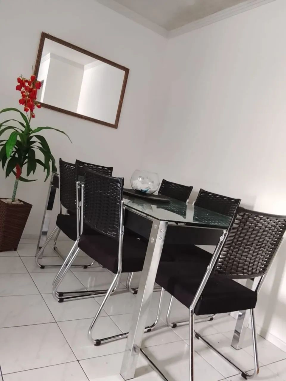 Mesa de jantar com 6 cadeiras. - Foto 3