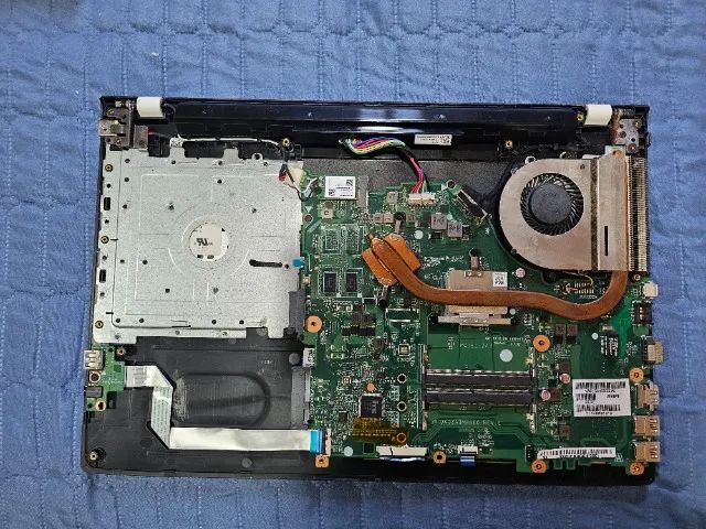 Vendo notebook Acer Aspire E 15, modelo E5-553G-T4TJ, com defeito e sem funcionamento - Foto 3