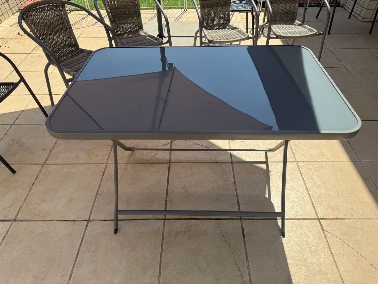 Vendo mesa dobrável em vidro e alumínio  - Foto 2