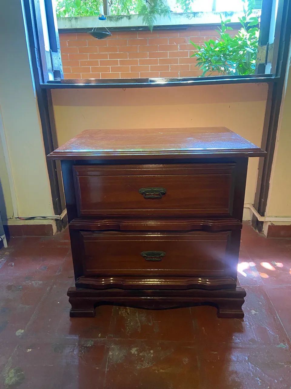 Mesa de cabeceira em madeira maciça resinada.