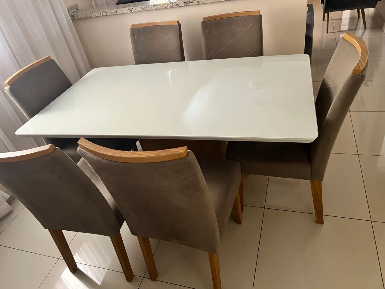 Jogo mesa jantar com 6 cadeiras 