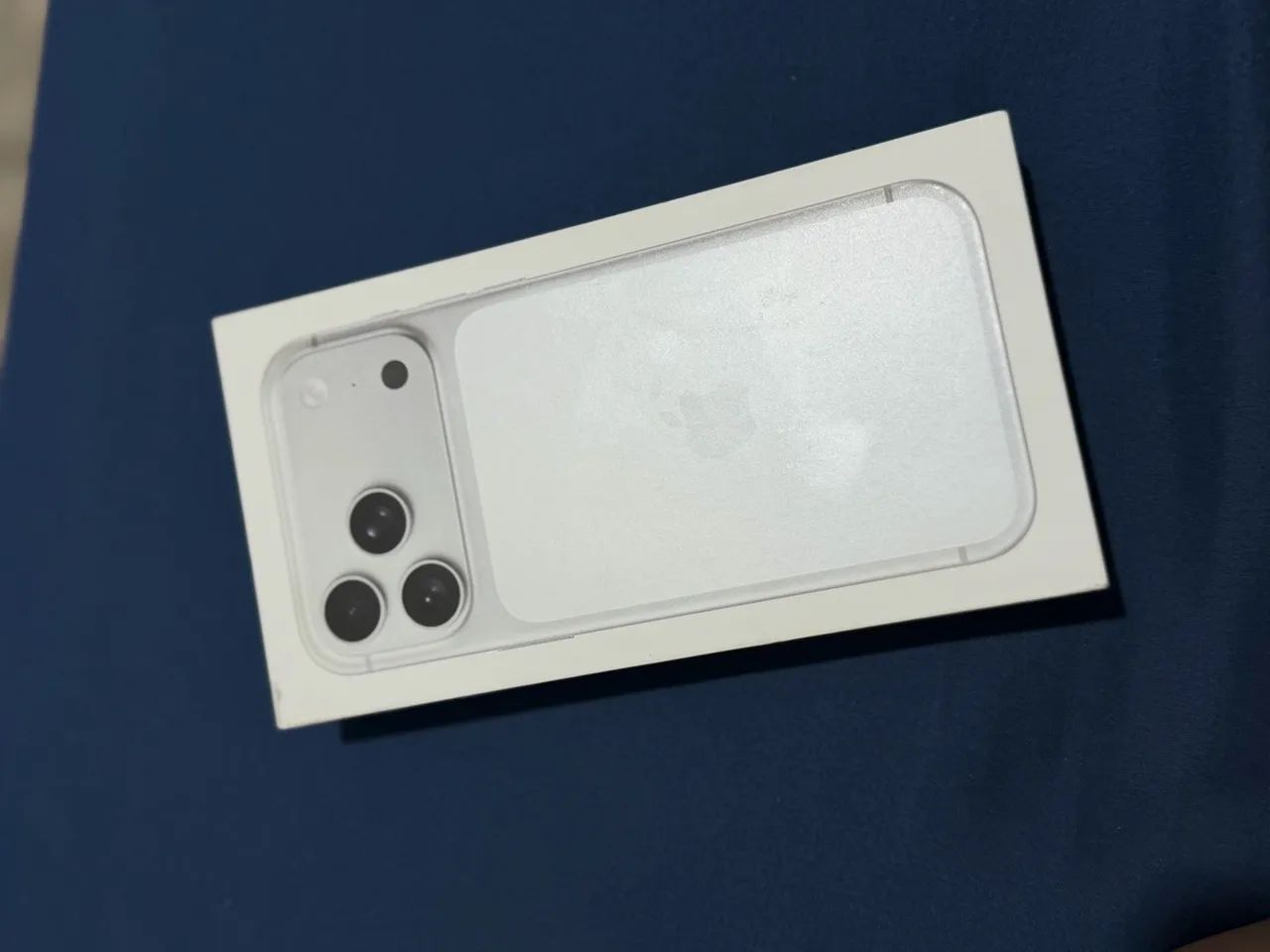 IPHONE 17 PRO MAX SILVER LACRADO