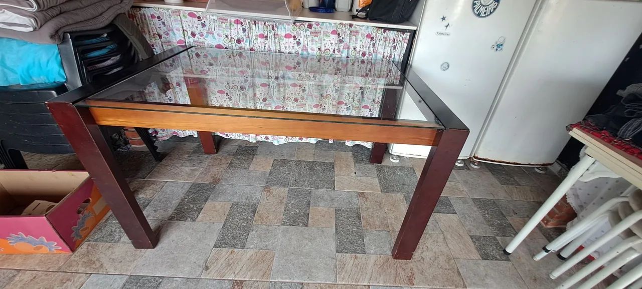  Mesa usada para 06 lugares tampo de vidro