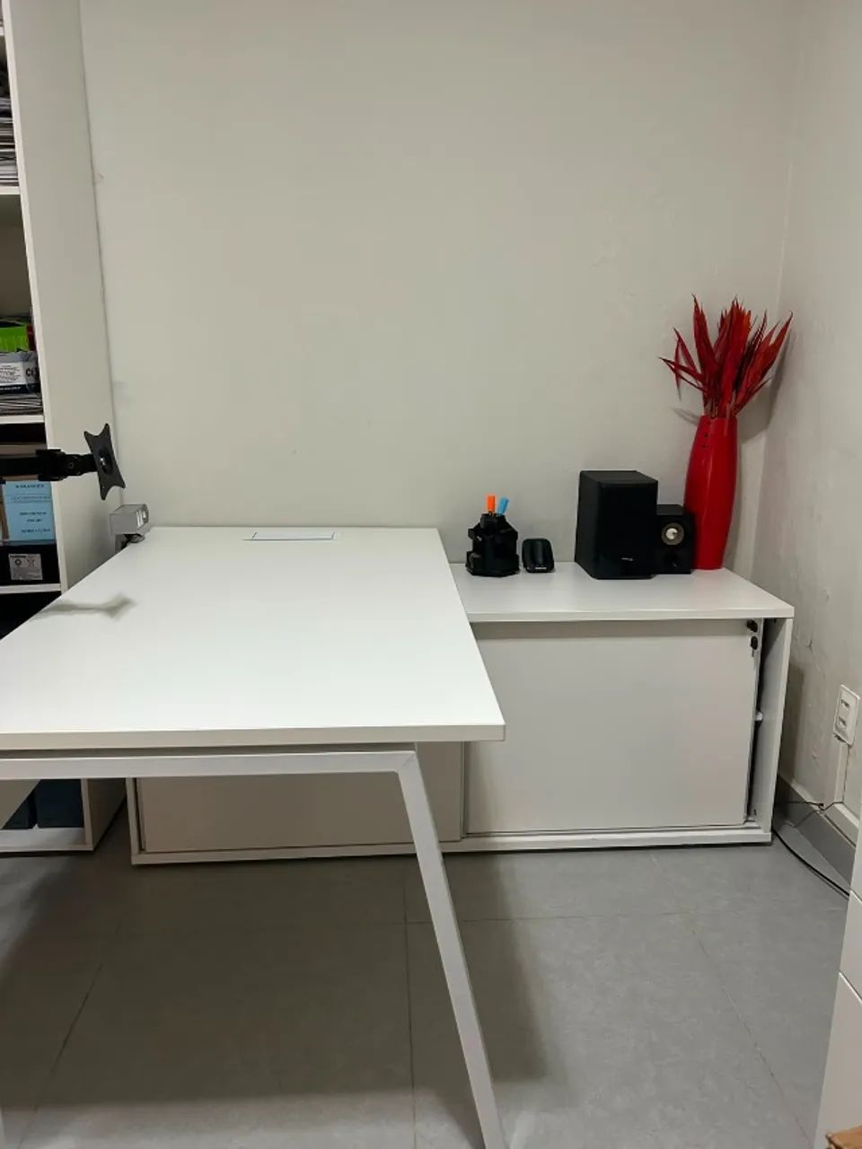Mesa de escritório com Armário lateral  - Foto 2