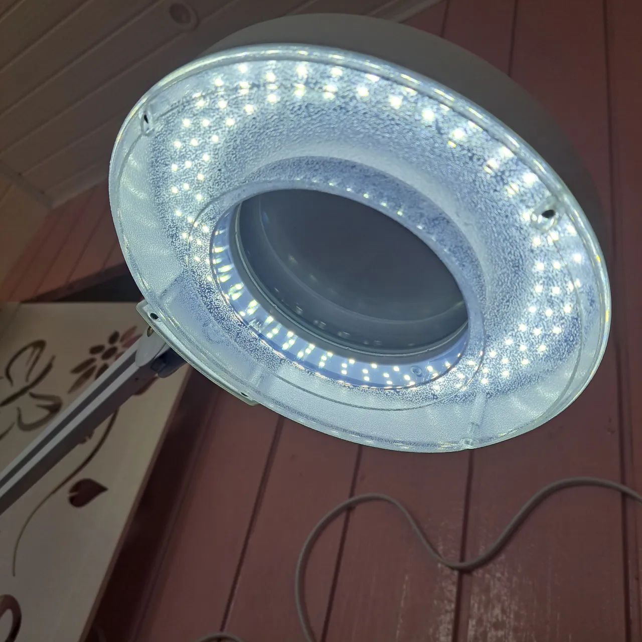 Vende-se Lupa 120 Leds com tripé. Semi Nova, está em ótimo estado de uso.  - Foto 5