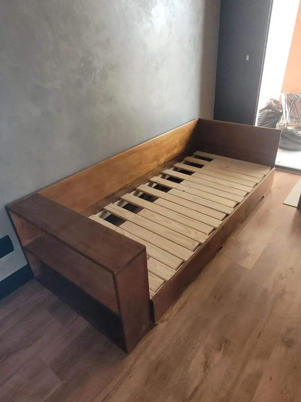 Sofa cama retrátil de madeira maciça 
