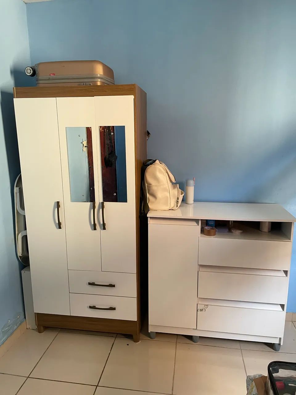 Vende-se guarda roupa e cômoda.