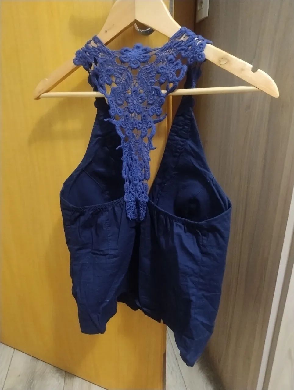 Blusa decotada em detalhes em renda,com bojo. - Foto 2
