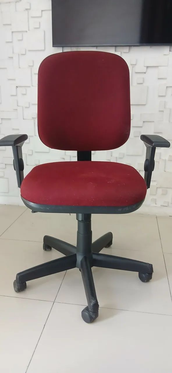 Cadeira de escritório semi nova