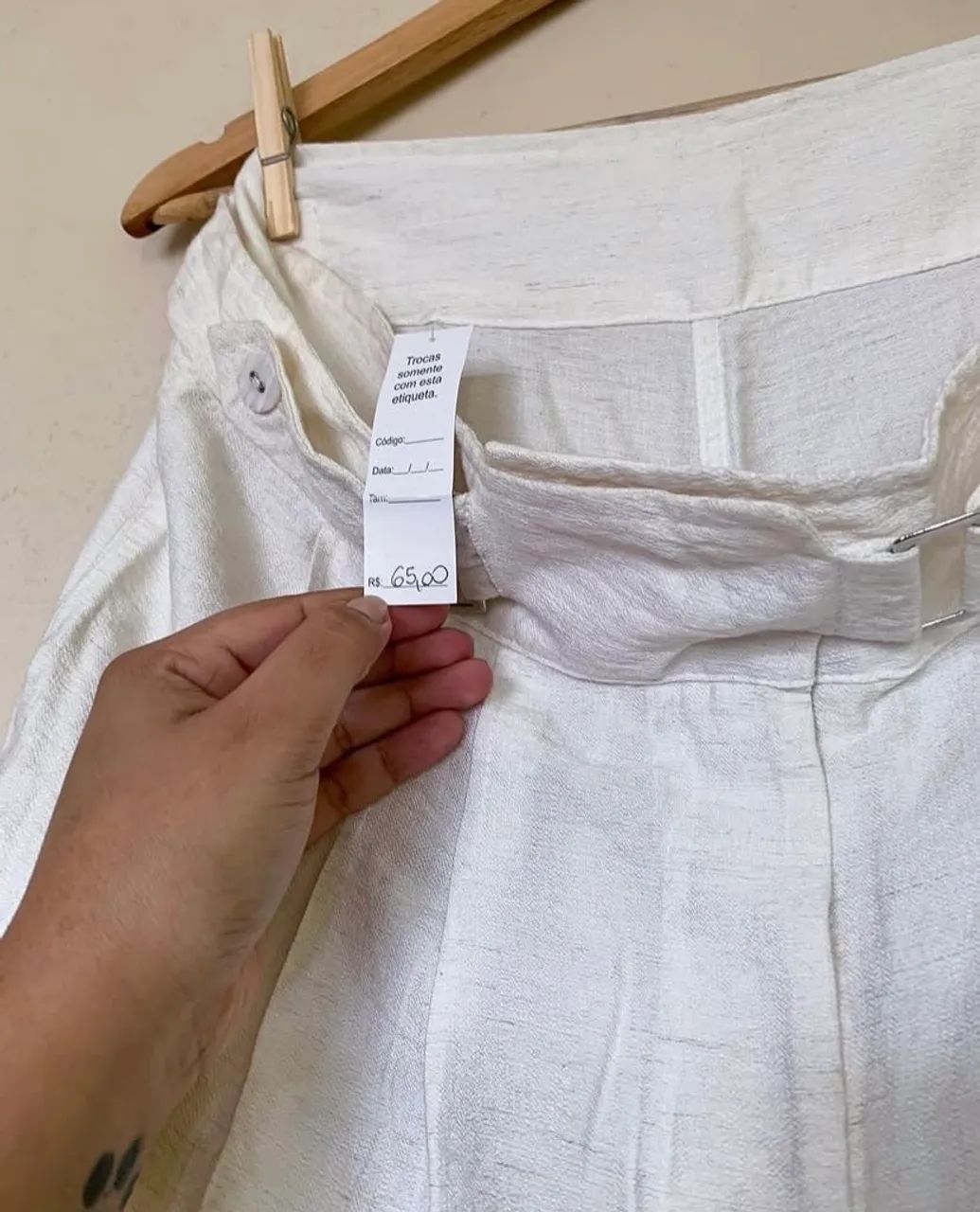 Short Off White de linho  - Foto 4