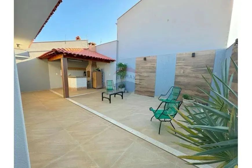 Casa com quintal em Marcílio de Noronha 