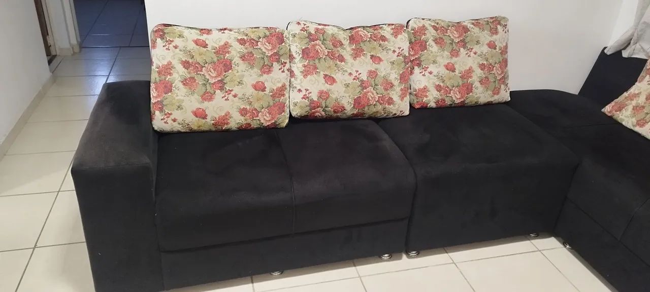 Vendo kit estofado 2/3 lugares com almofadas e puff - Foto 3