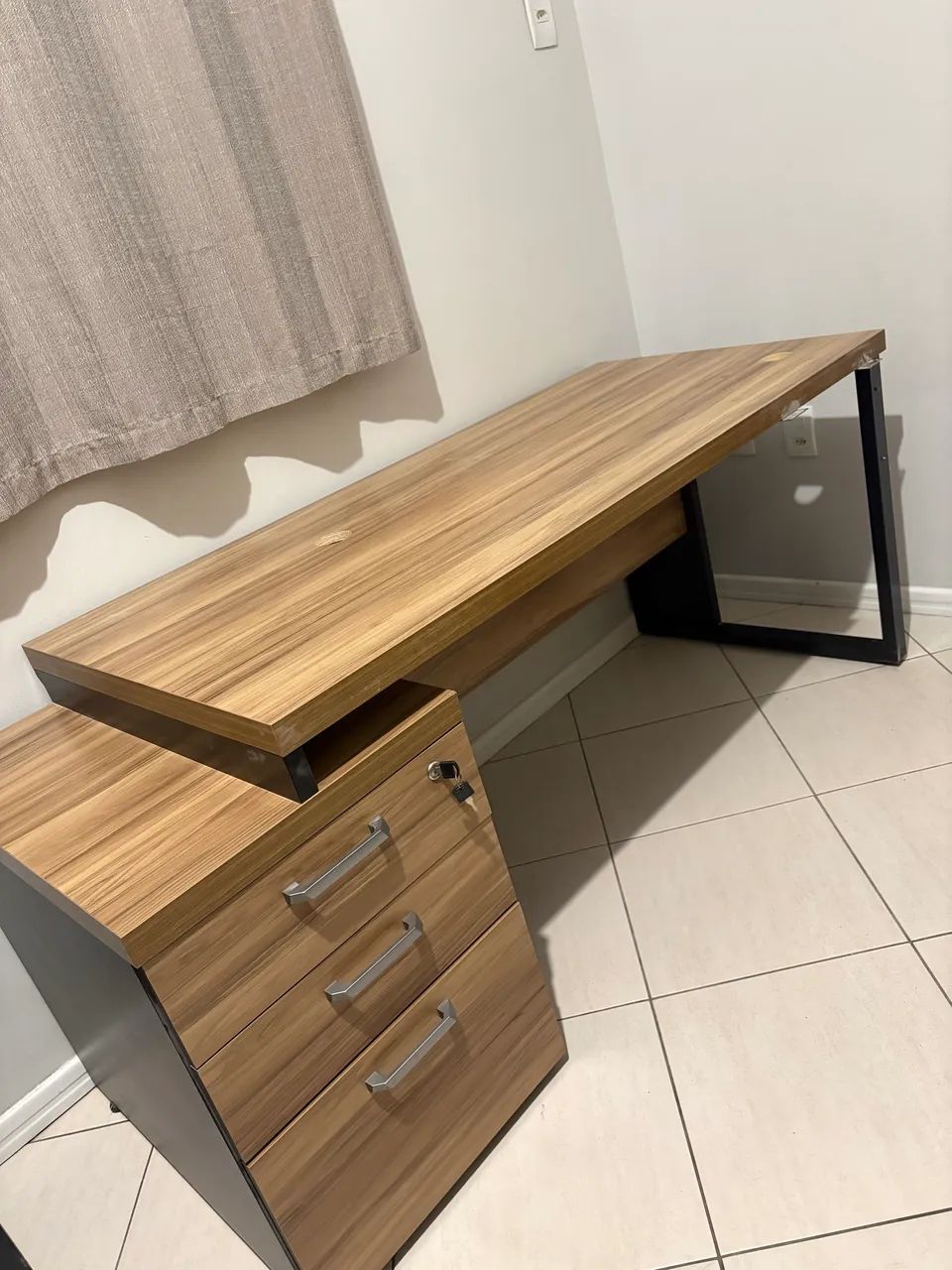 Mesa de escritório com gaveteiro 