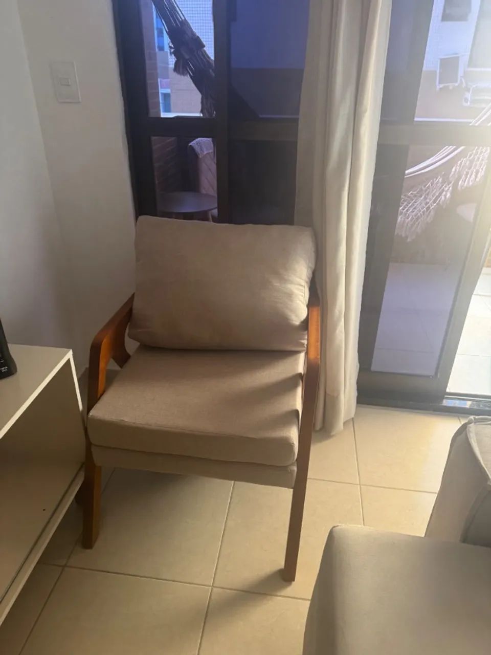 Kit 2 Poltronas Decorativa Mona Luxo Linho Bege Claro e Base Madeira Maciça Linho Bege   - Foto 4