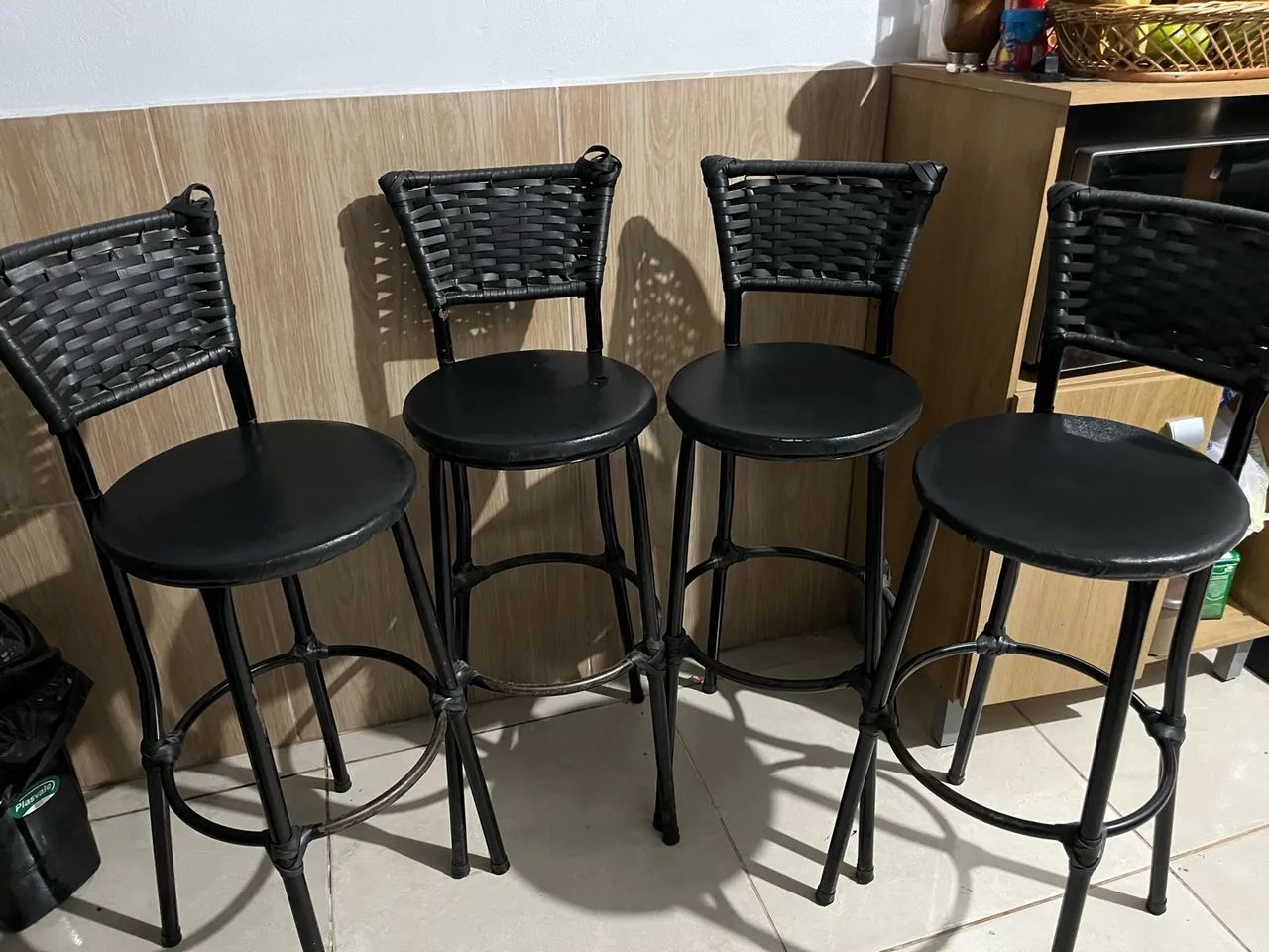 Tonel com tampo de mármore e banquetas  - Foto 3