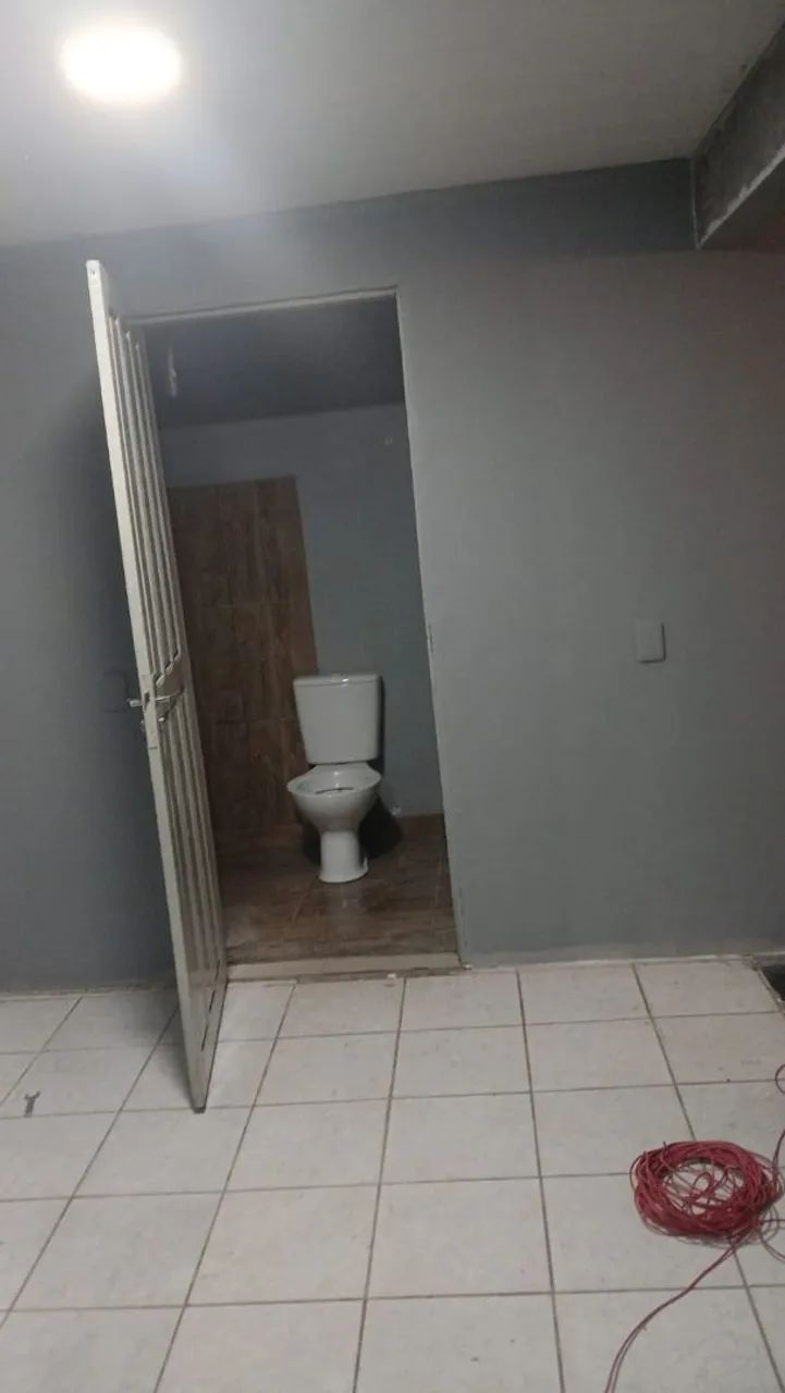 Alugo Apartamento com suíte, sala, cozinha e lavabo. 