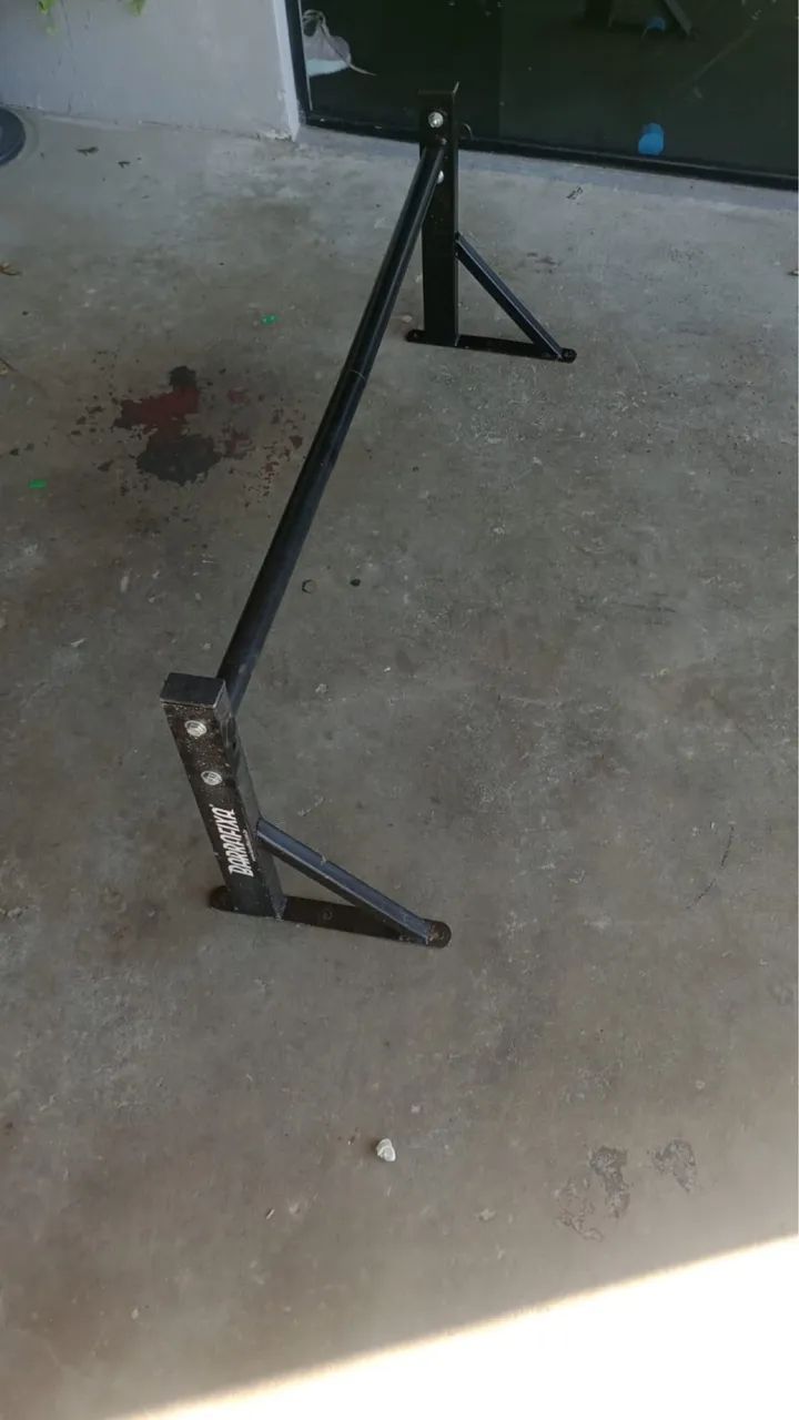 Barra reta fixa de parede. 