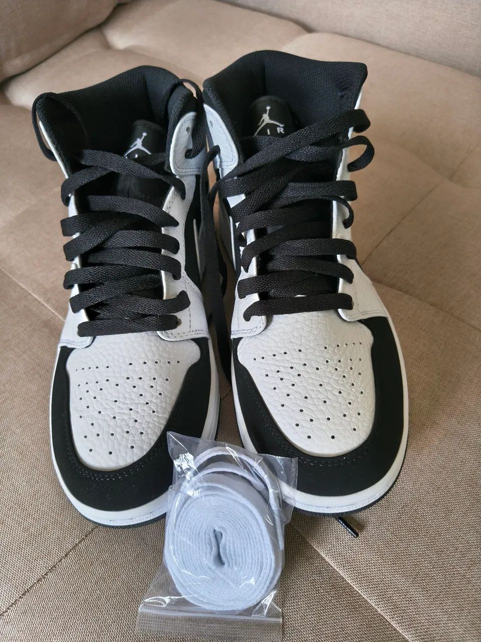 VENDO TÊNIS ORIGINAL NIKE AIR JORDAN 1 MID "TUXEDO" - Foto 4