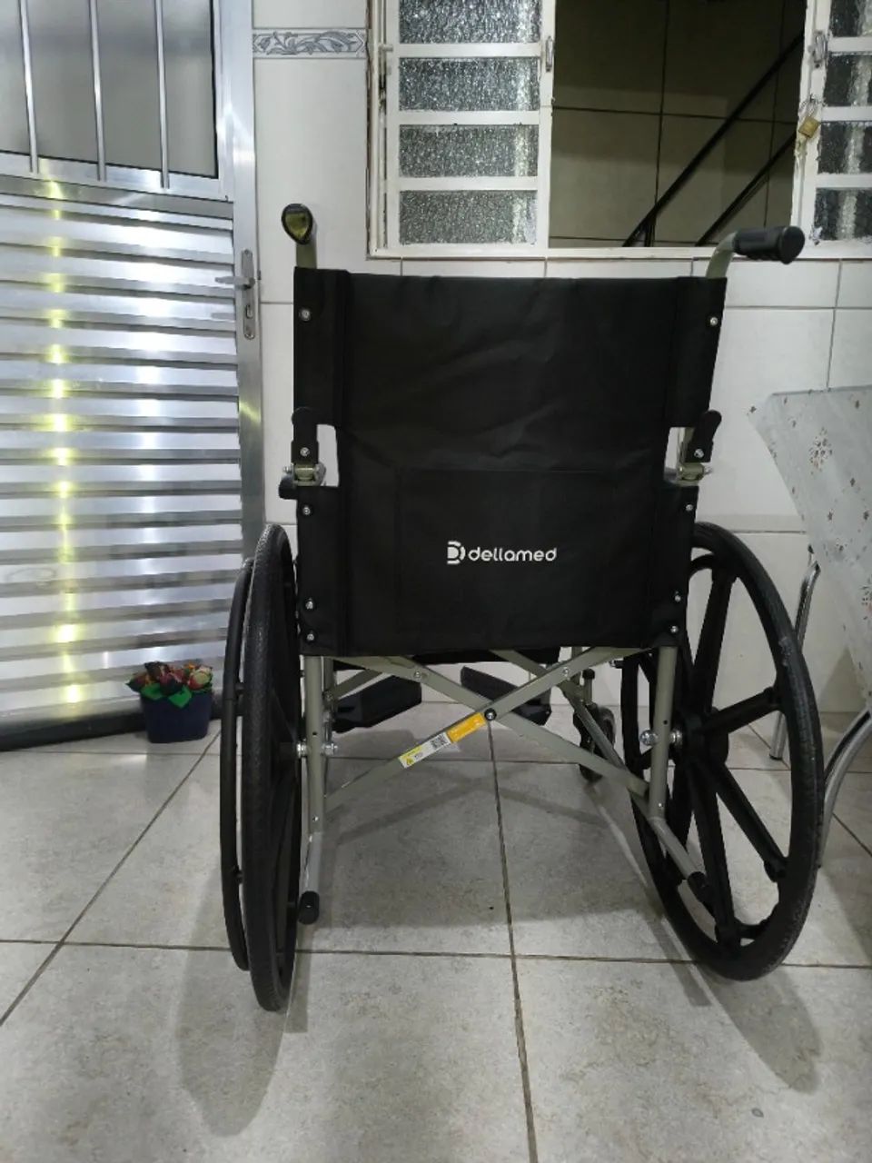 Vendo cadeira de roda nova - Foto 3