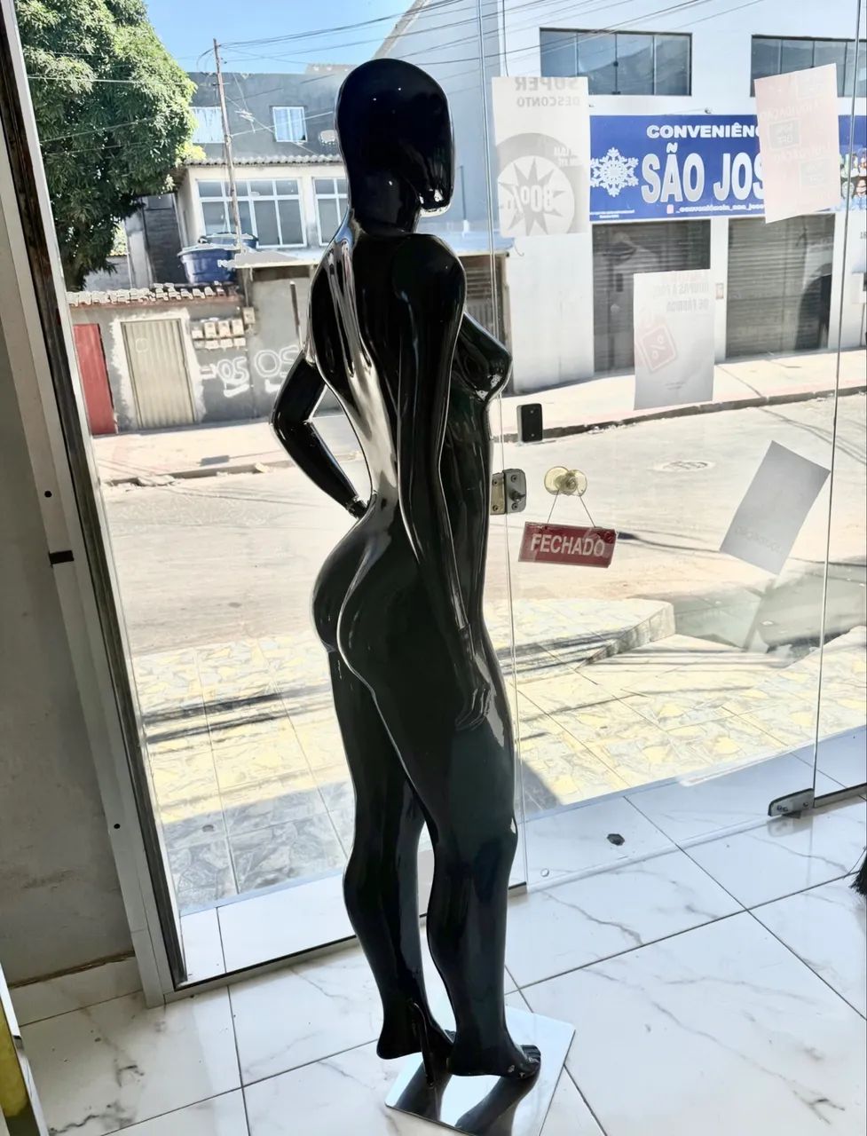 Manequim de fibra preto  - Foto 3