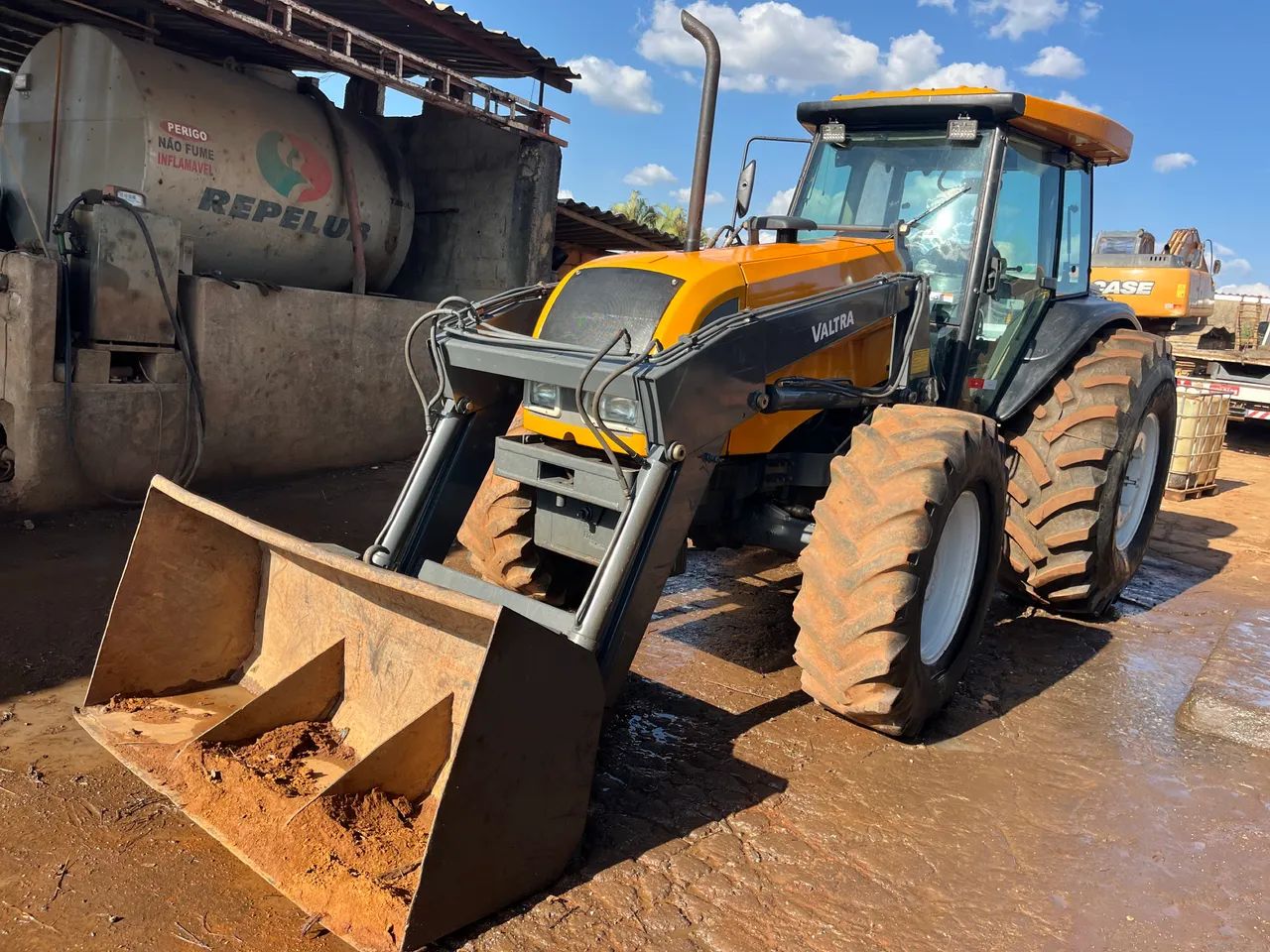 Trator de pneu Valtra BM125 Cabinado - com Madal