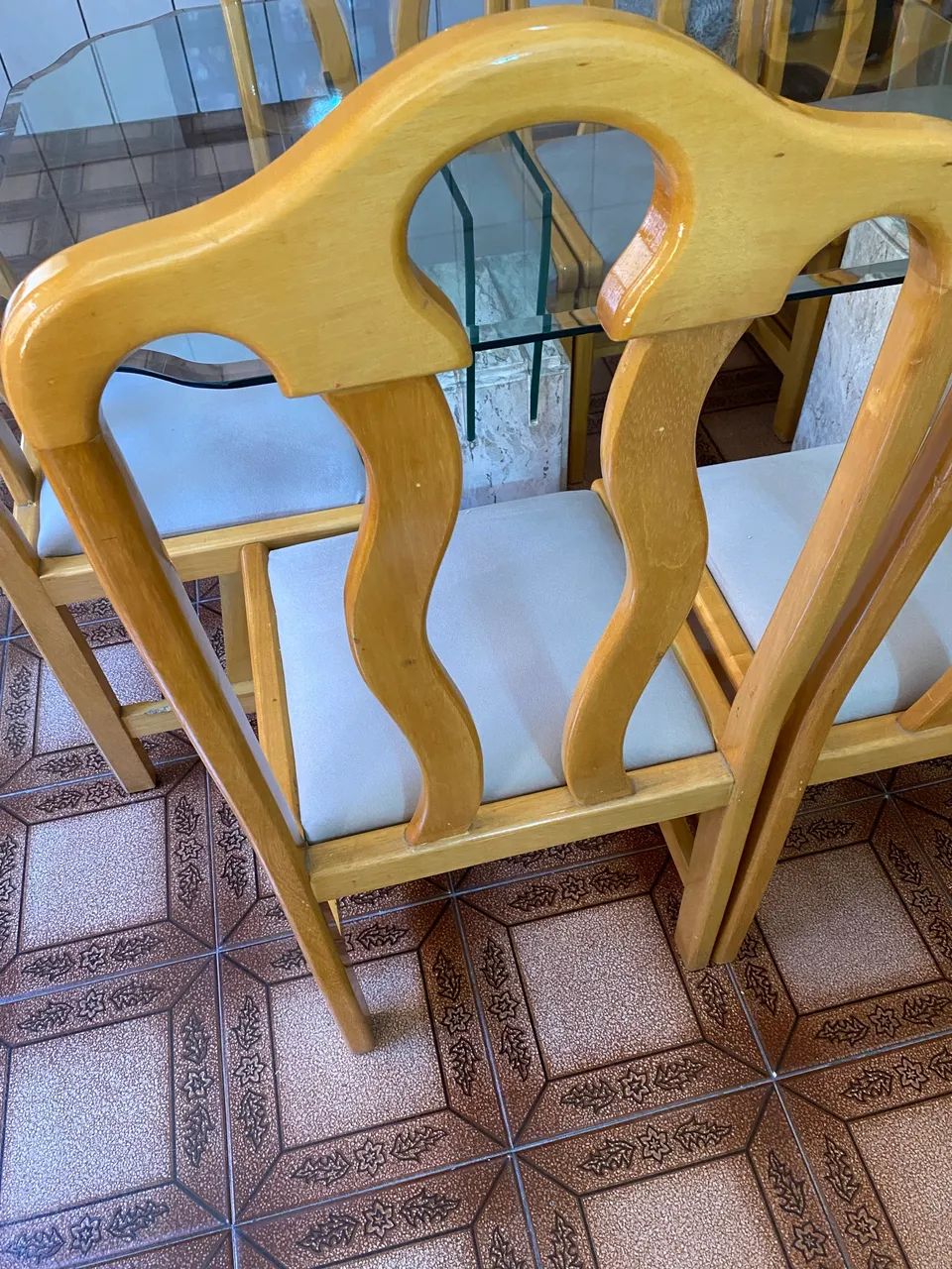 Mesa com tampo de vidros e 8 cadeiras  - Foto 3