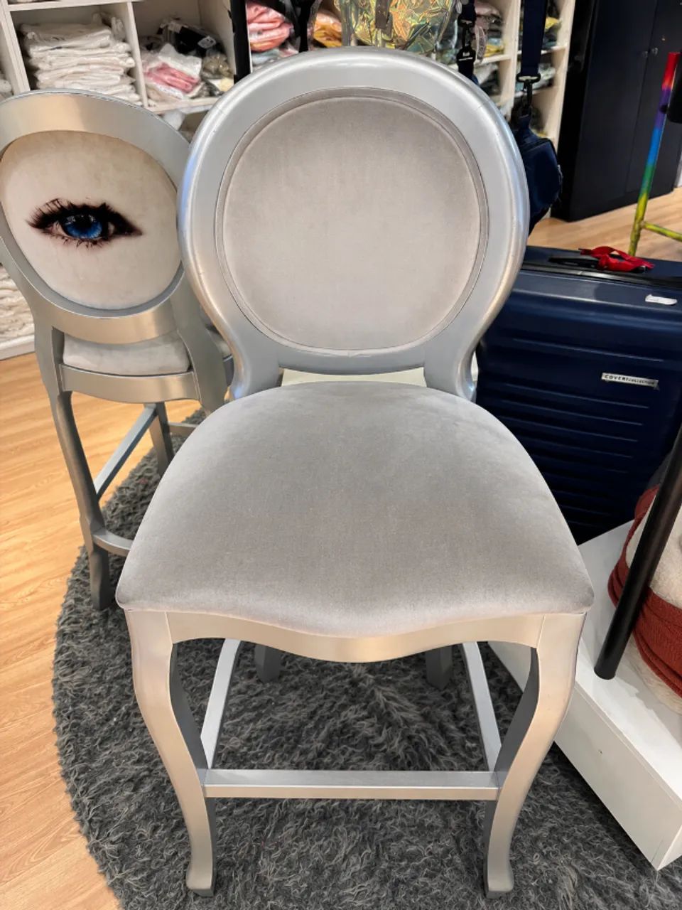 BANQUETAS ALTAS ESTOFADAS EM SUEDE BEGE - Foto 3