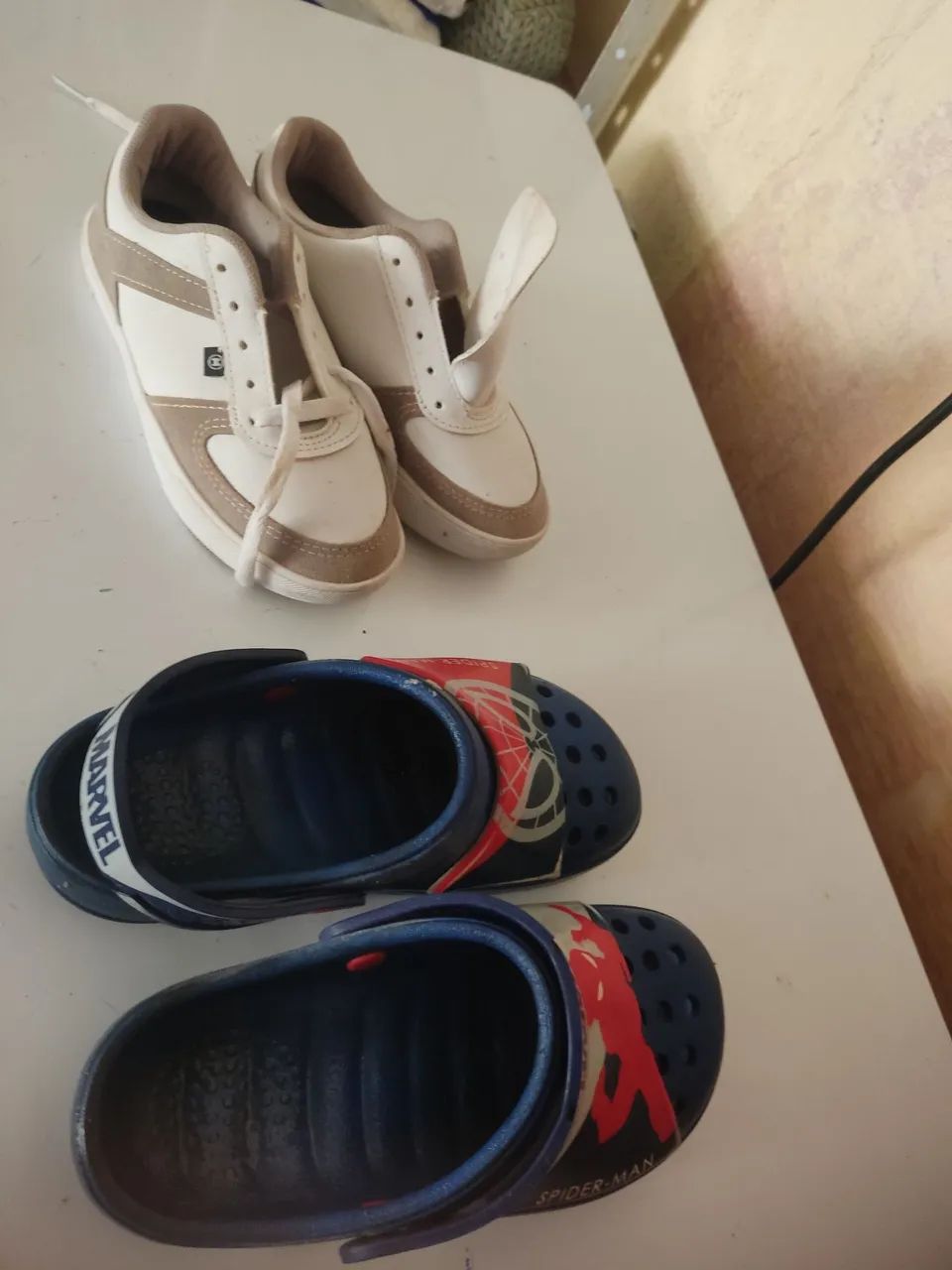 Sapato infantil e sandália 
