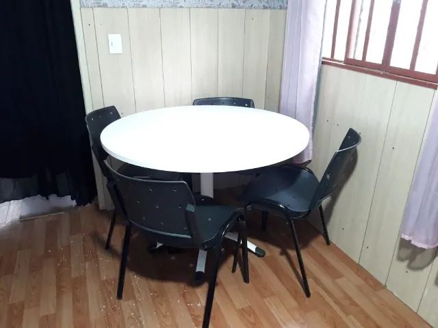 Mesa de Reunião c/ 4 cadeiras