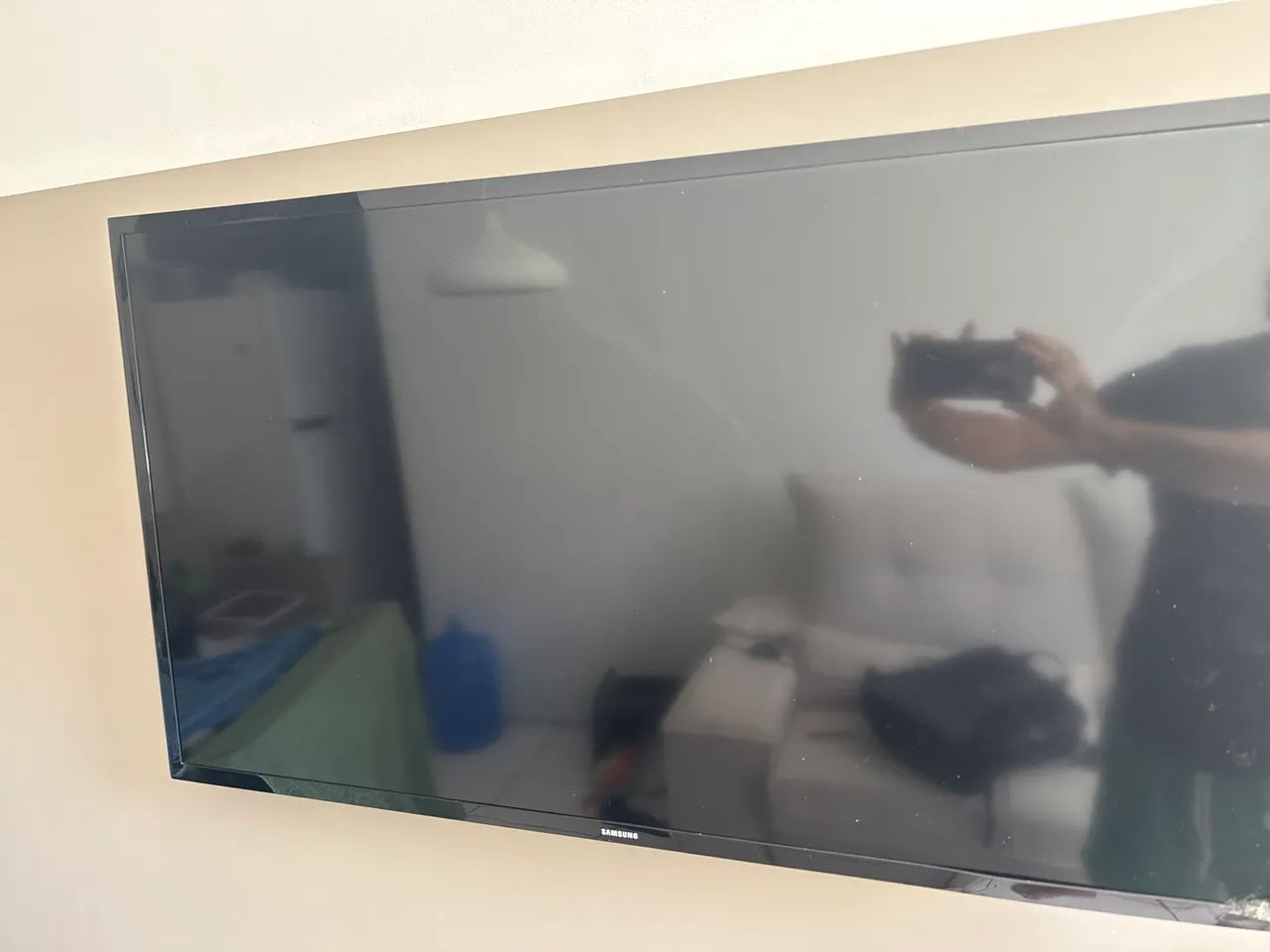 Duas TVs para troca de peças