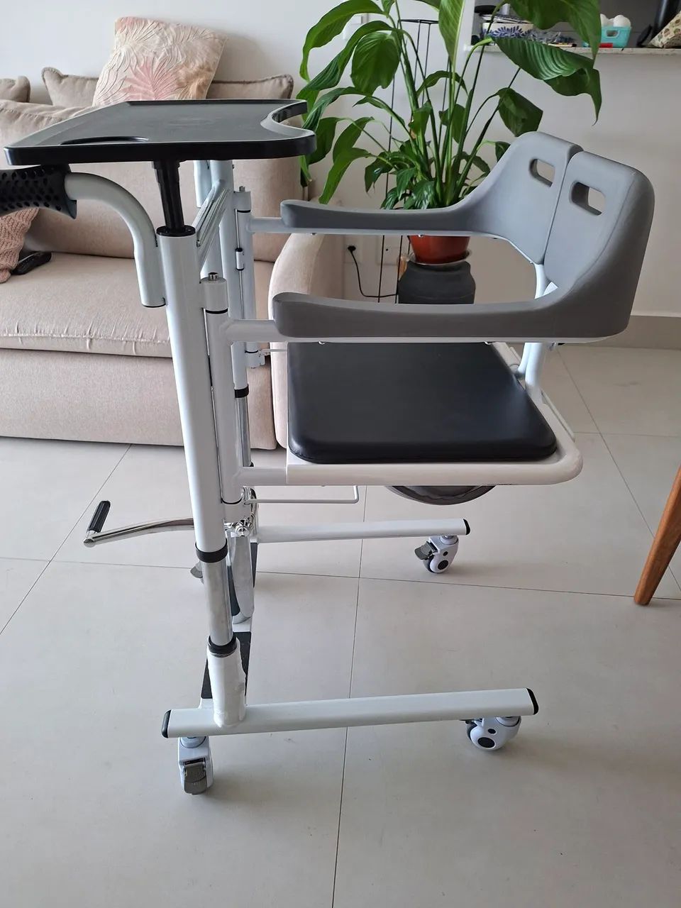 Cadeira de transferência seminova - Foto 3
