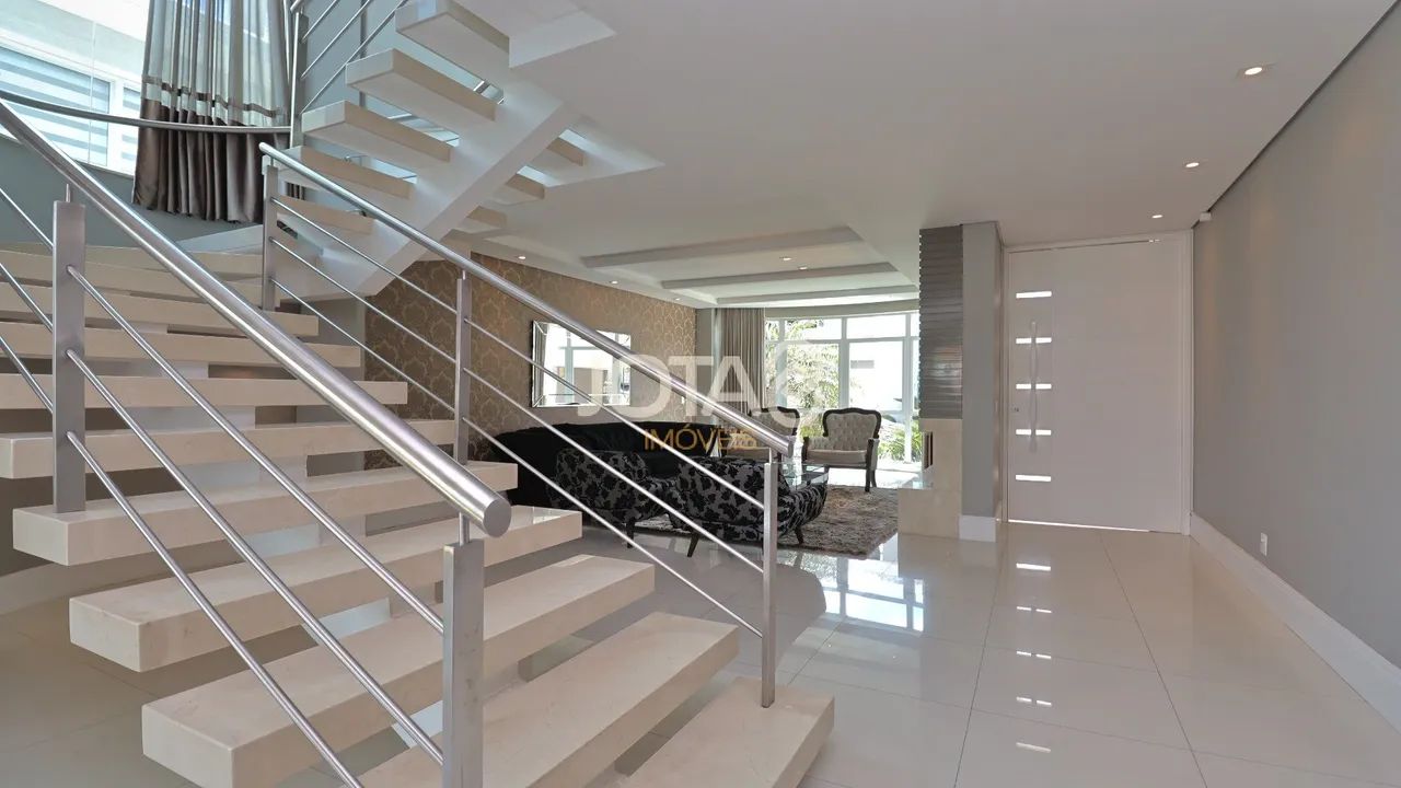 CASA CLÁSSICA COM 3 SUÍTES, ESCRITÓRIO E PISCINA! Casa clássica com 3 suítes, escritório e - Foto 2