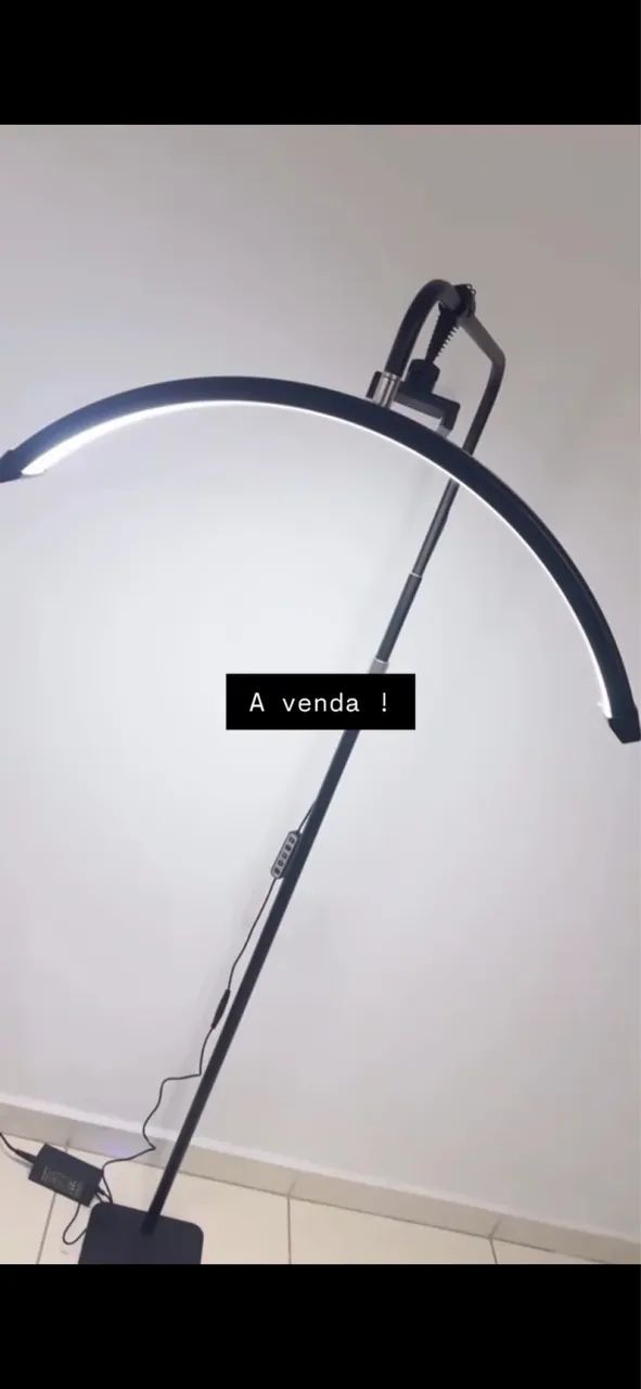 Luminária meia lua na cor preta Nova!