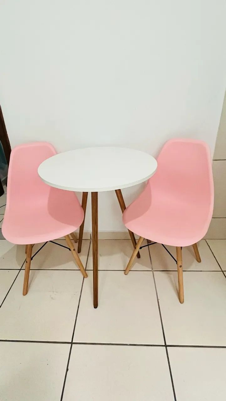 Conjunto mesa e cadeiras Eiffel