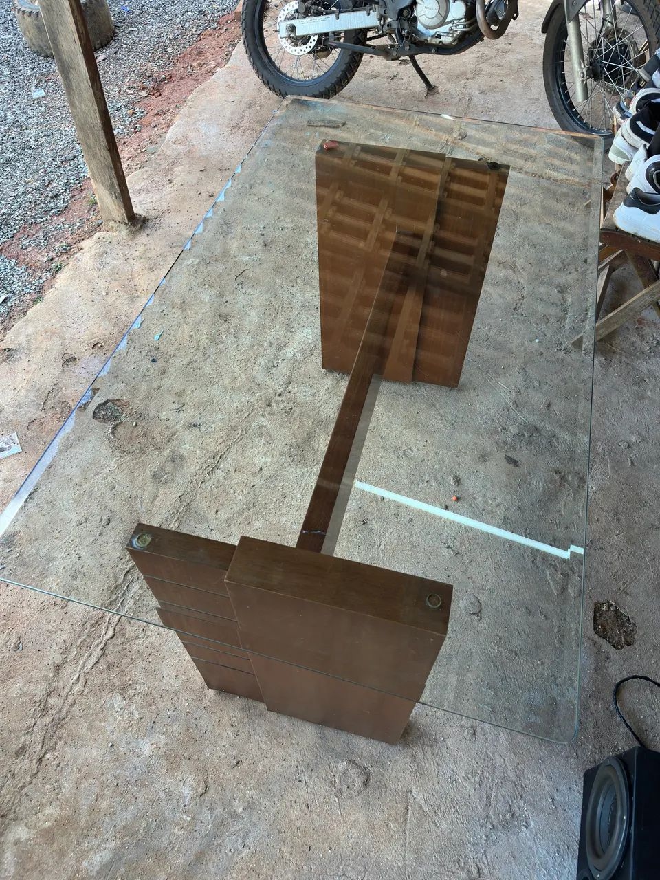 Vendo mesa de vidro com base em madeira de verdade  - Foto 5