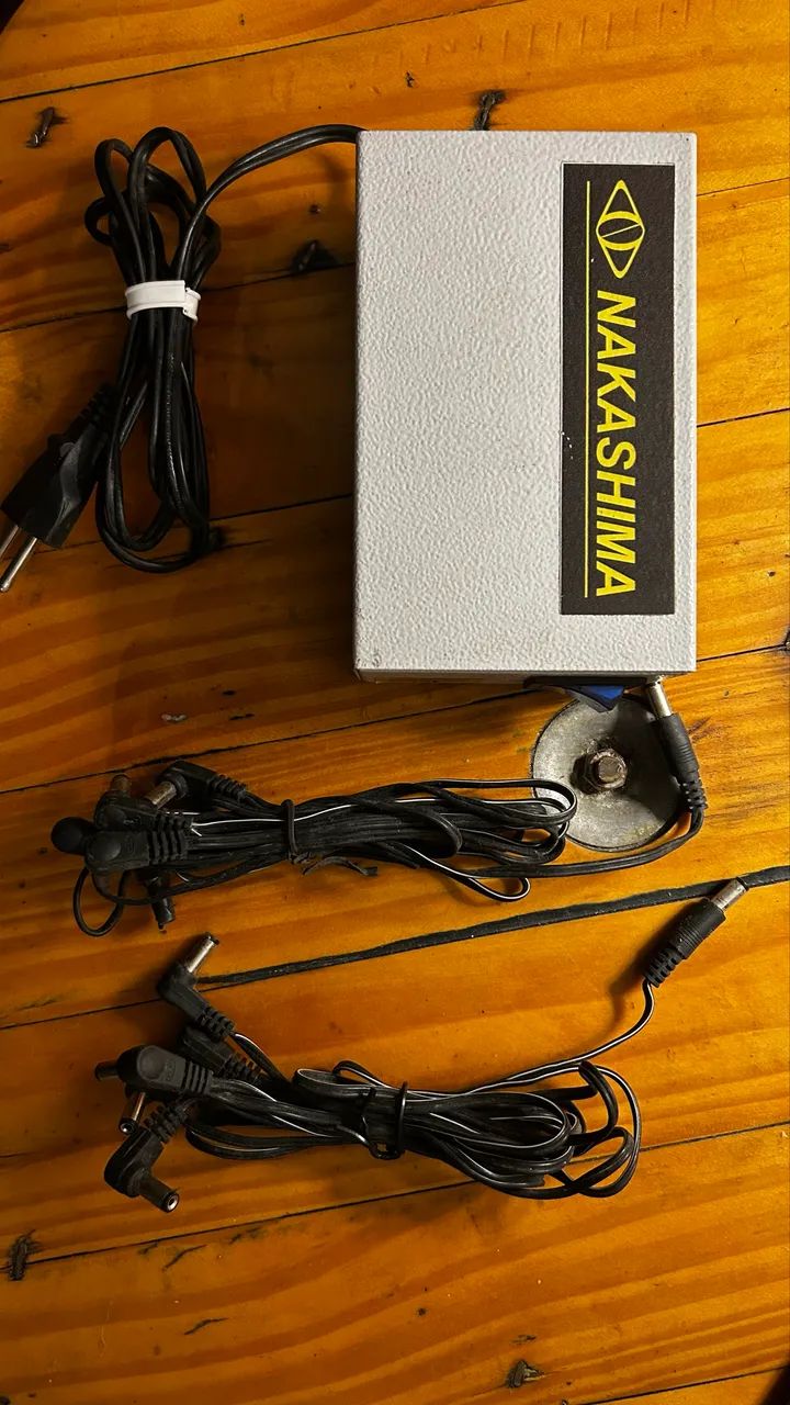 Fonte para pedais de guitarra e baixo