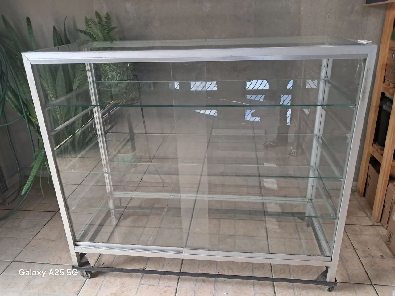 Vende - se Essa vitrine expositor  vidro com esquadrinha em alumínio.   Prática e moderna  - Foto 2