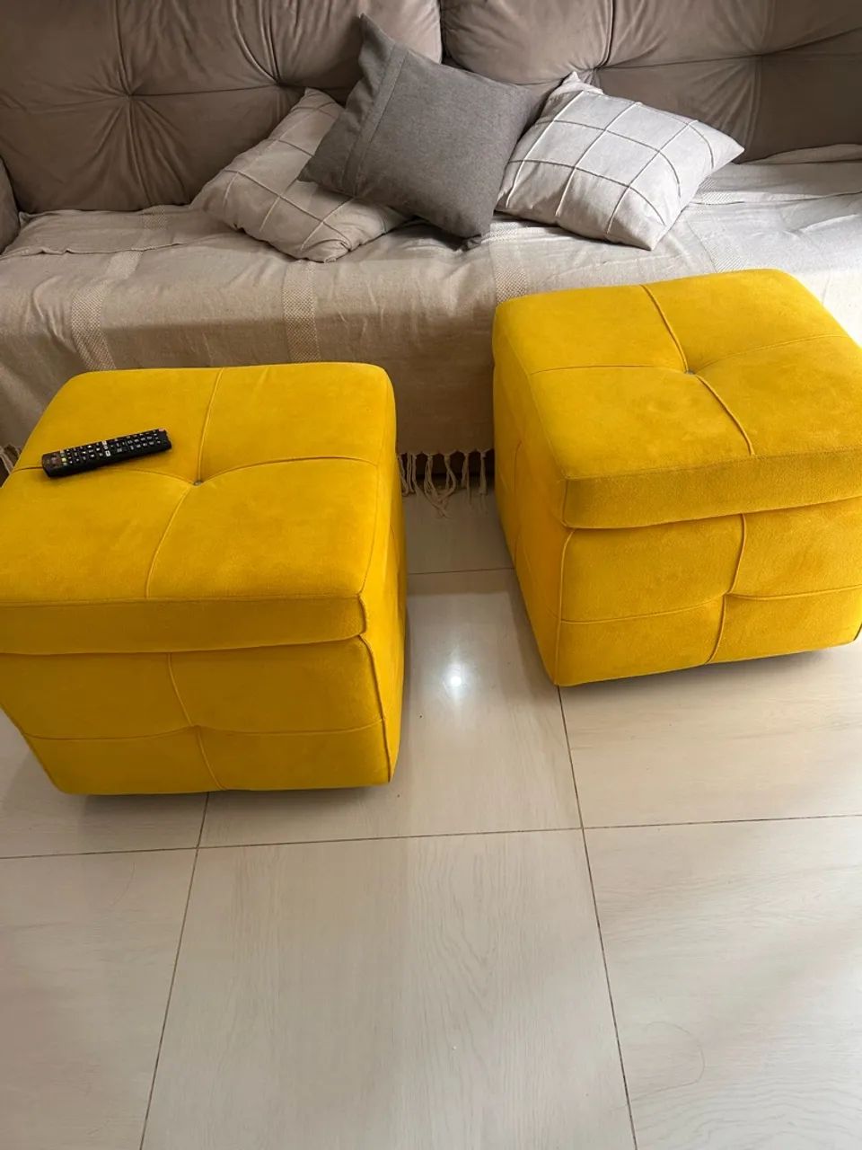 Puff Amarelo em Chenille - 50 x 50 cm - Foto 3