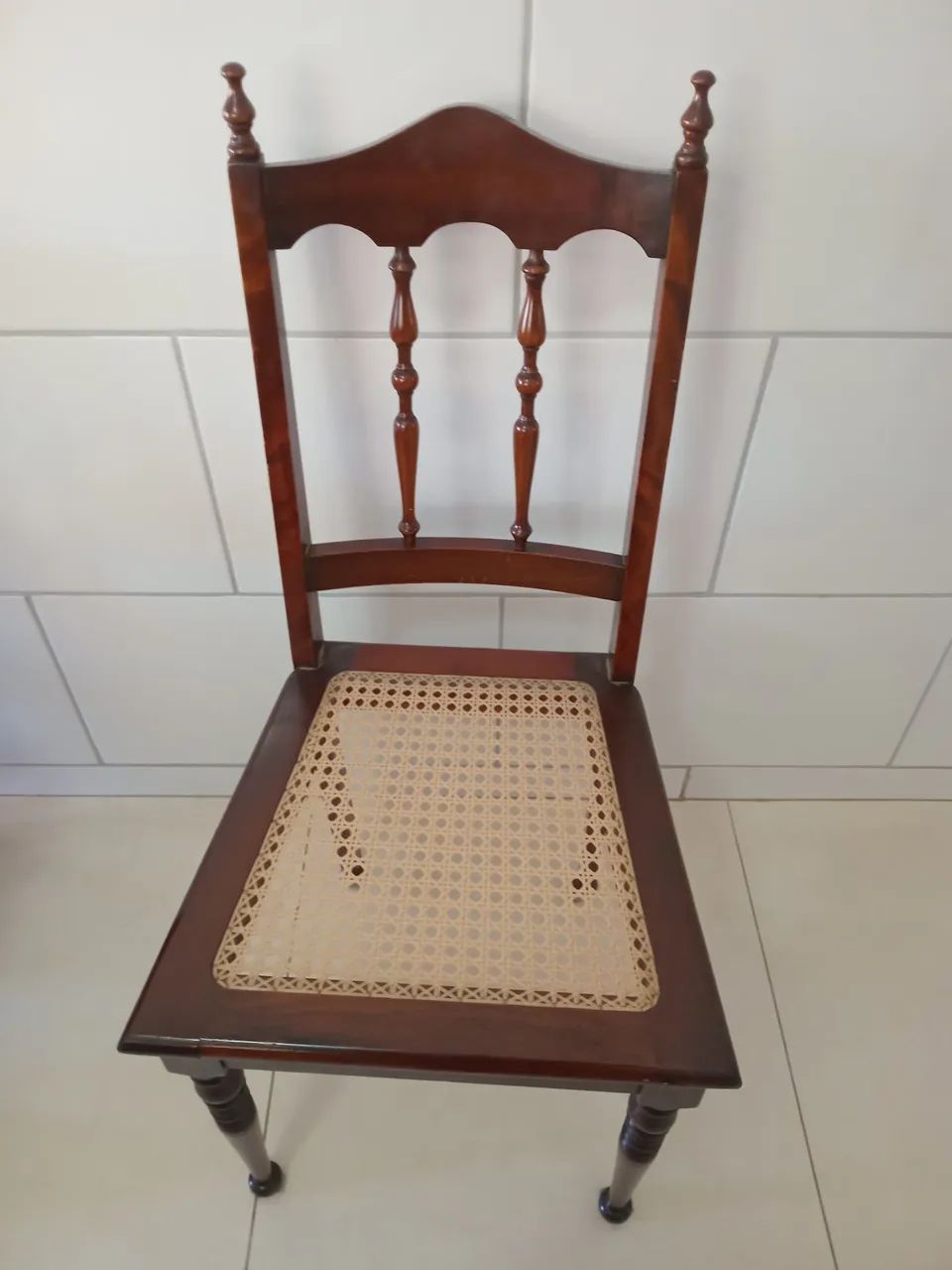 Cadeira antiga de madeira 