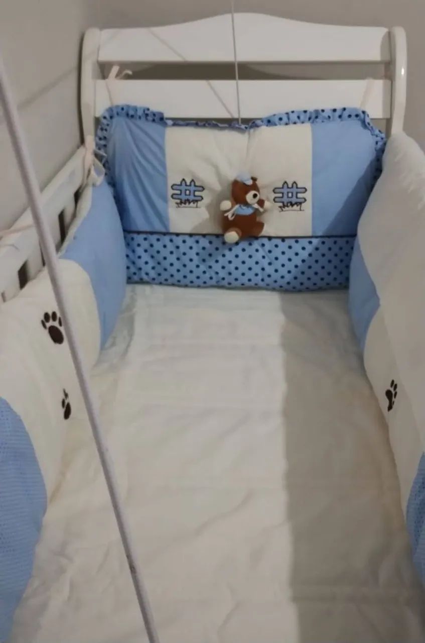 berço de madeira branco com um kit de berço  - Foto 2