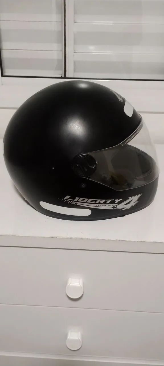 Capacete semi-novo 56