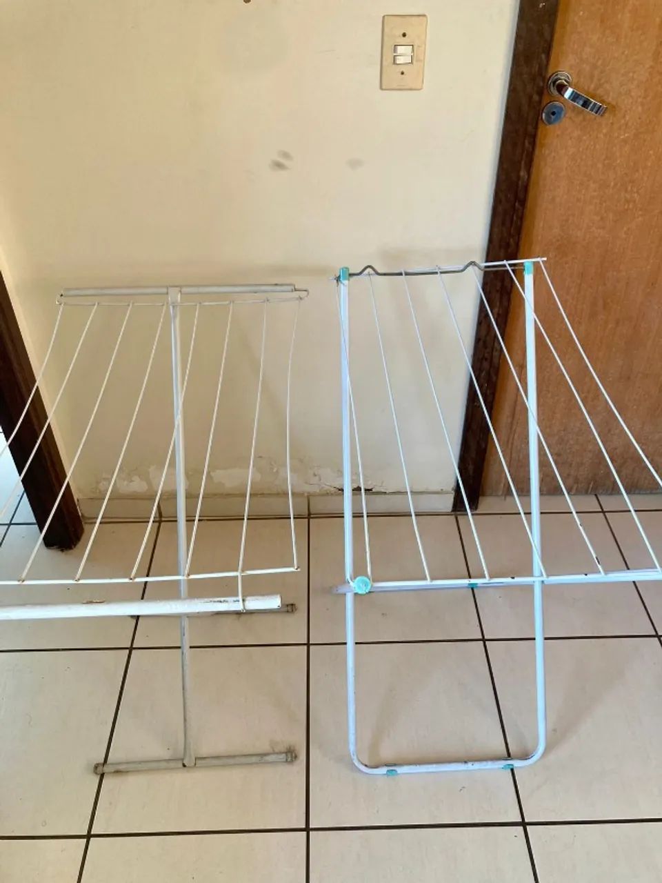 Dois varais de chão dobráveis 