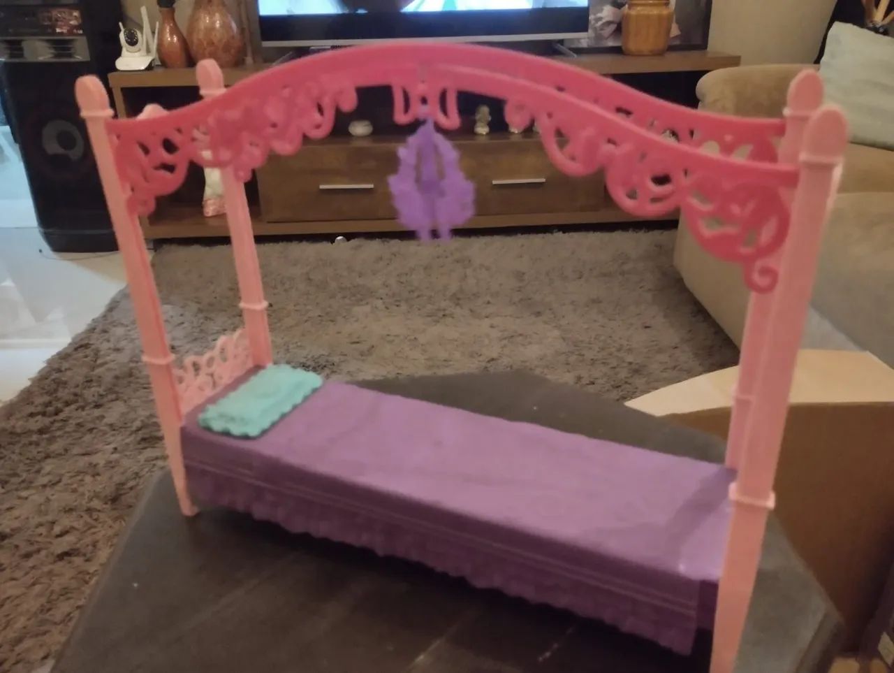 Cama de Dossel Princesa para Boneca Barbie com Candelabro e Travesseiro