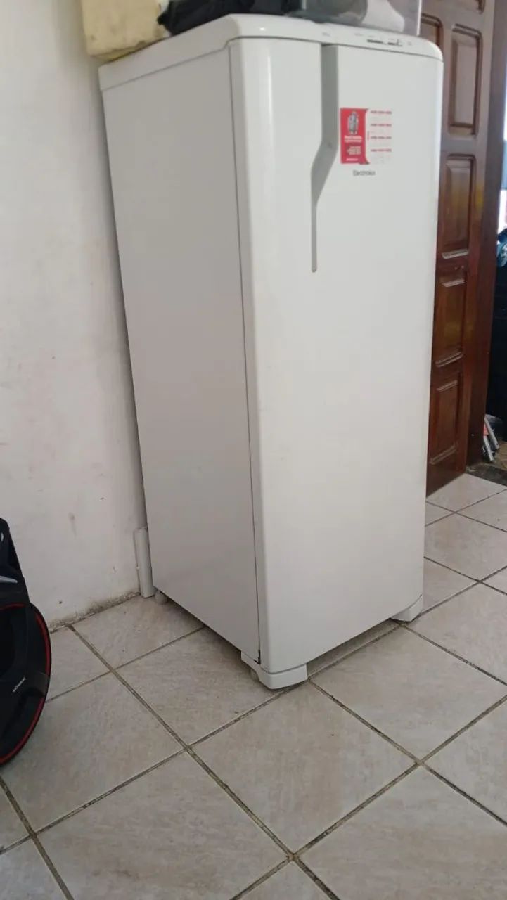 Vendo geladeira  em ótimo estado e preço bom. - Foto 5