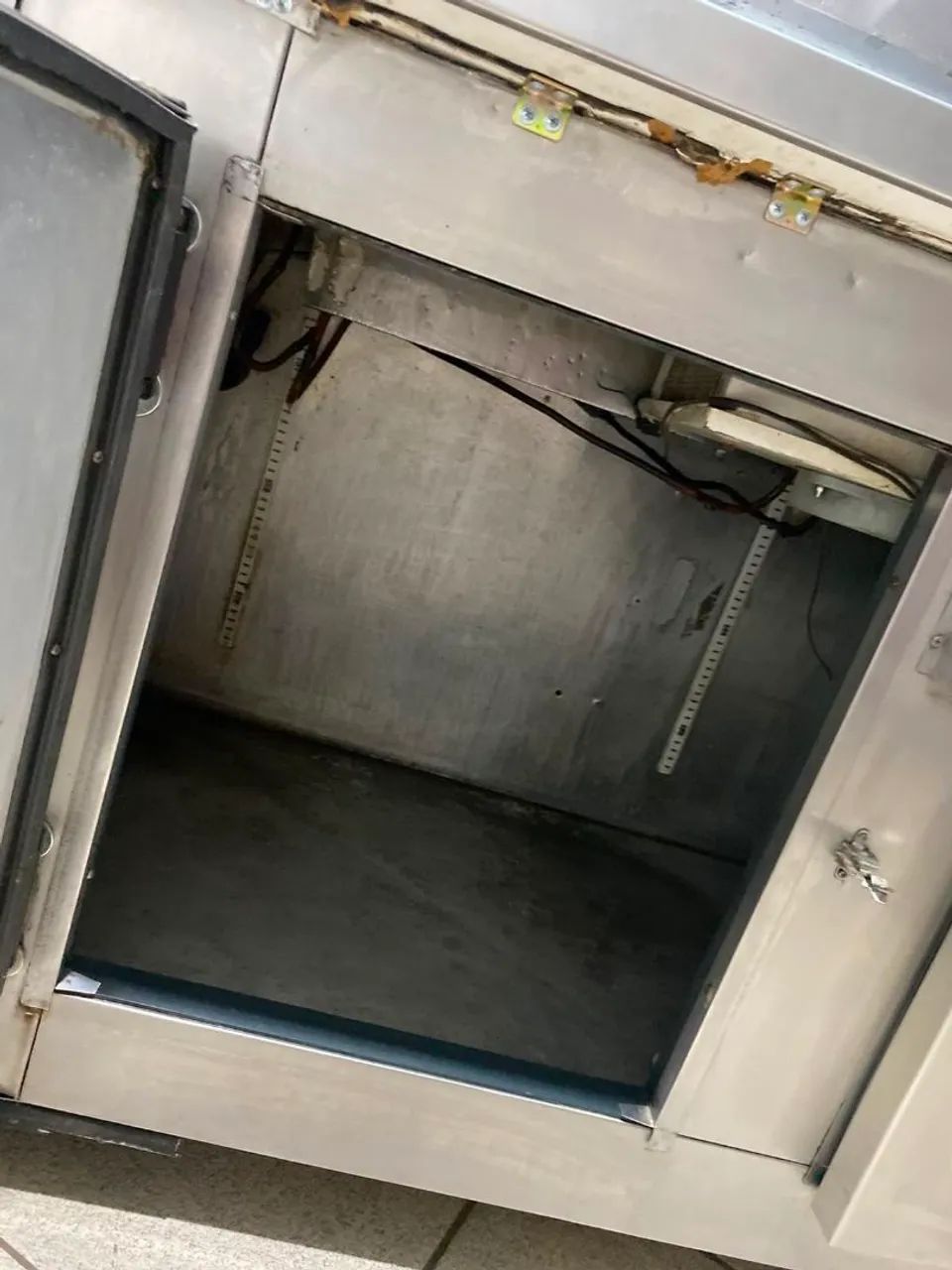 Balcão refrigerado c/condimentadora e pia 220v ENTREGO  - Foto 3