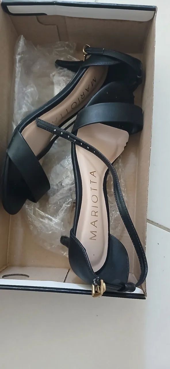Vendo dois pares de sandálias 