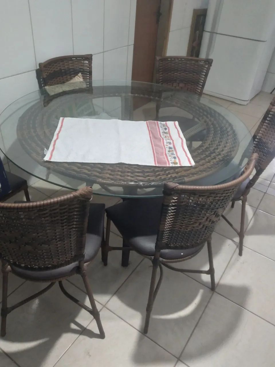 Vende se uma mesa redonda de vidro com 6 cadeiras 