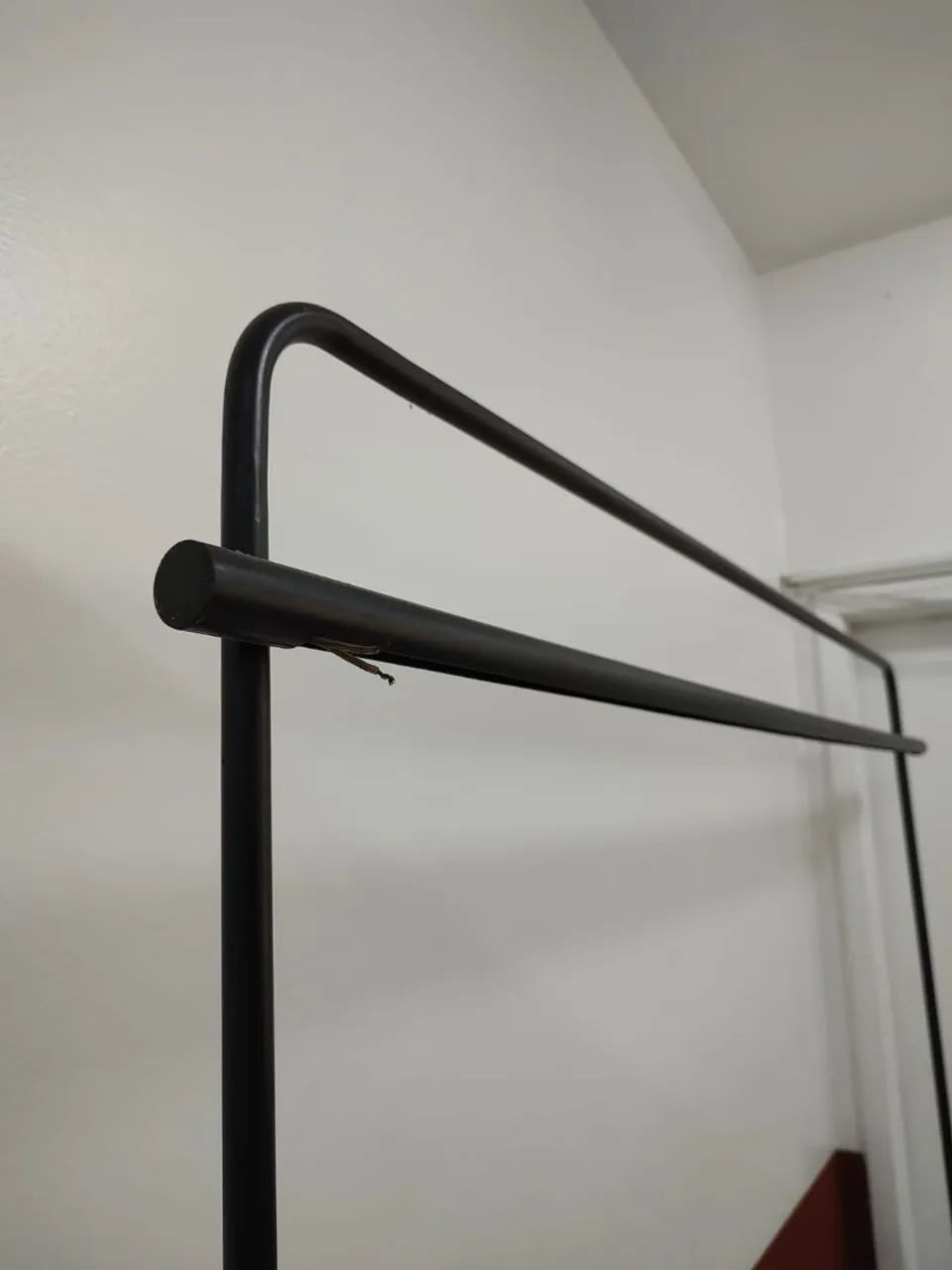 Arara preta de ferro para vestidos longo e curto com led interno  - Foto 2