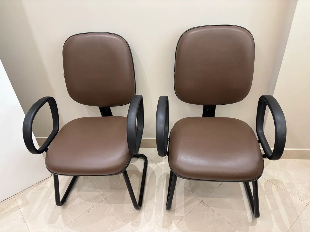 2 Cadeiras com pés fixos e braços 